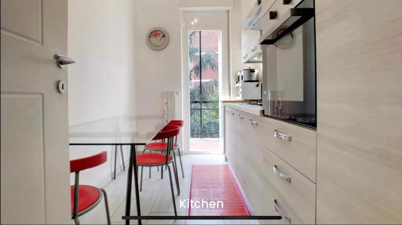 Metro Famagosta - Luminoso Con Balcone Free Wifi & Parking Appartement Milaan